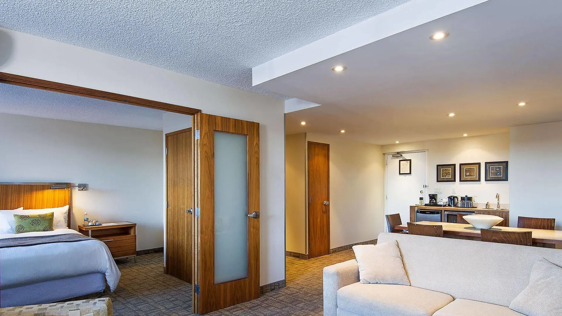 International Hotel Κάλγκαρι 3*,